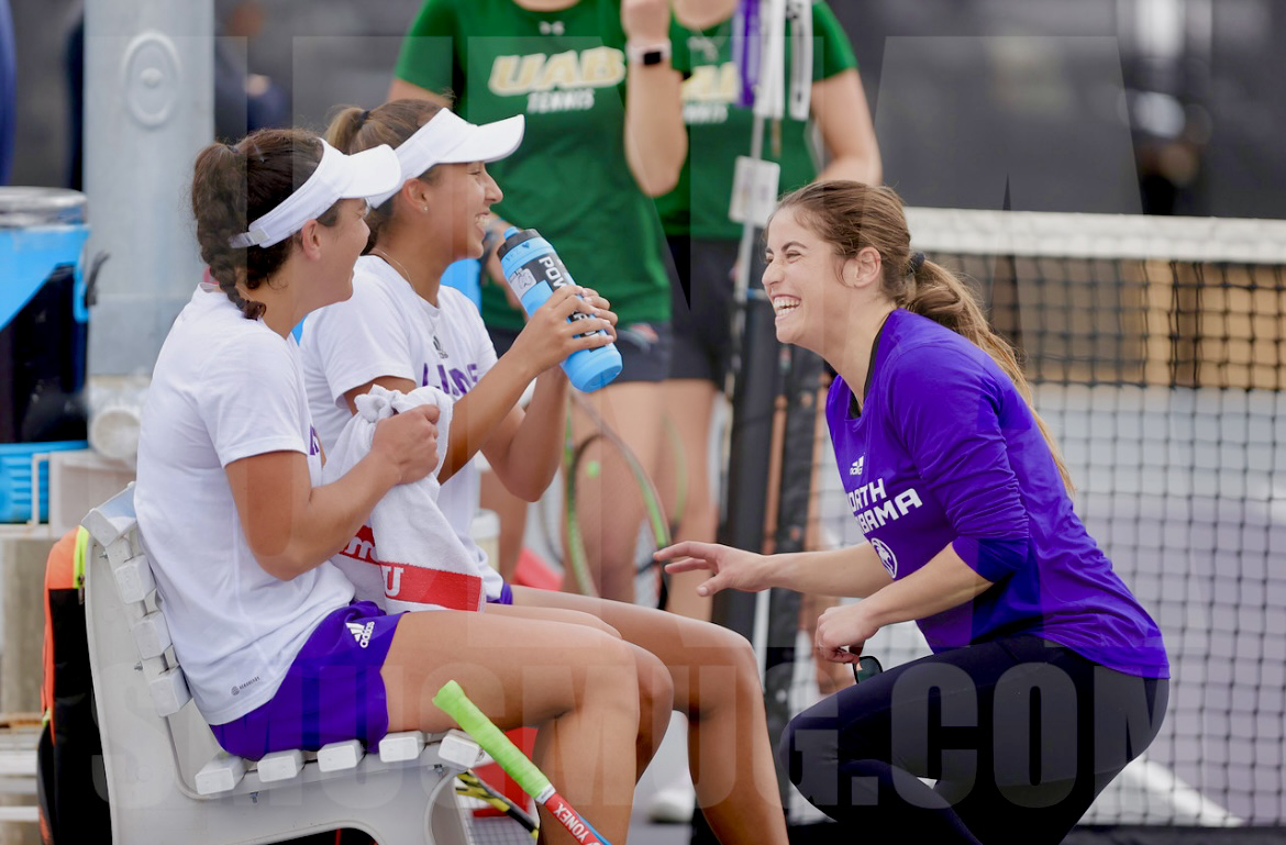 Valeria talking with her coach during a match